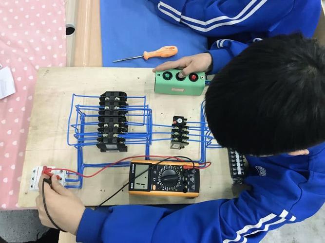 走进泽达教育集团工业机器人实践课堂